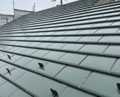 屋根中塗り塗装後の全体写真｜均一な塗膜と落ち着いた艶が出たスレート屋根