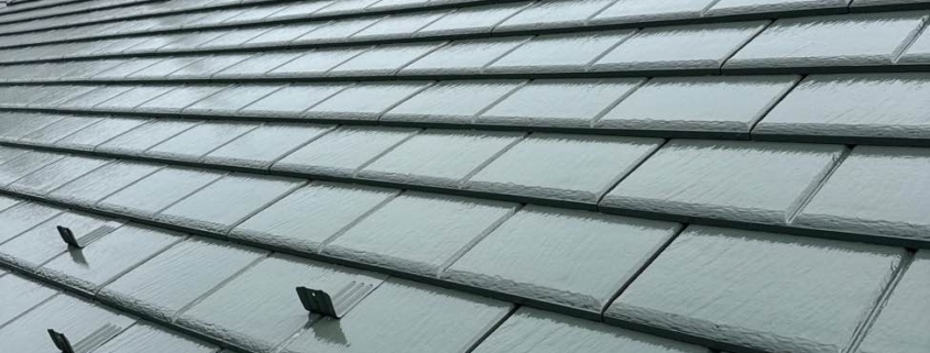 屋根中塗り塗装後の全体写真｜均一な塗膜と落ち着いた艶が出たスレート屋根