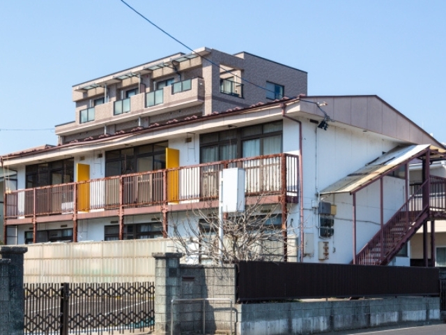 外壁の色あせや鉄部のサビが見られる築古低層物件の外観。第一印象で不安を与えやすい賃貸物件の例。