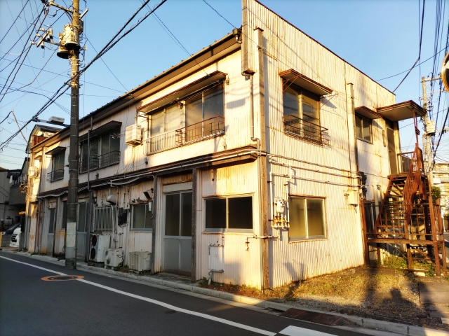 老朽化が進み外壁にサビと色あせが見られる東京都内の賃貸アパート外観。外観劣化が空室率や賃貸経営に影響する事例。