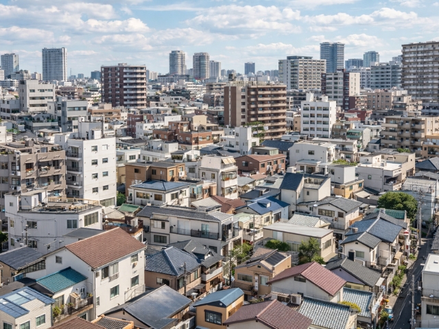 東京都23区に広がる高密度住宅エリアの全景。マンションと戸建てが密集し、賃貸物件の比較競争が激しい都市型市場の様子。