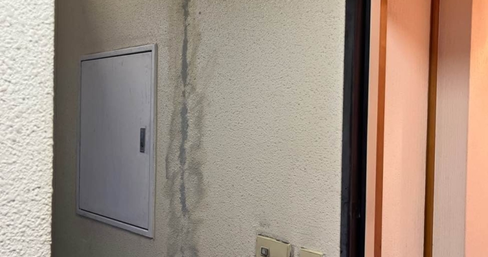 東京都北区西ヶ原 Nビル 階段室壁クラック補修 施工後の縦ライン確認