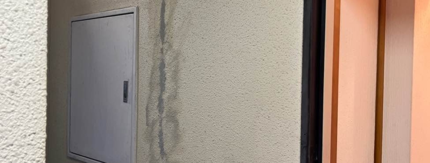 東京都北区西ヶ原 Nビル 階段室壁クラック補修 施工後の縦ライン確認