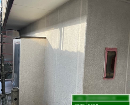 東京都北区西ヶ原のNビル階段室壁の下塗り塗装状況です。養生を行いながら均一に塗布しています。
