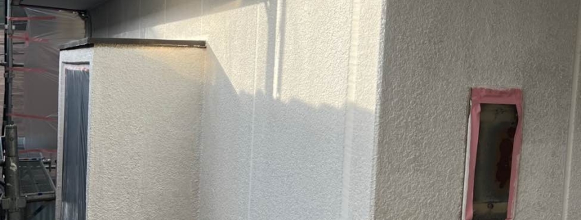 東京都北区西ヶ原のNビル階段室壁の下塗り塗装状況です。養生を行いながら均一に塗布しています。