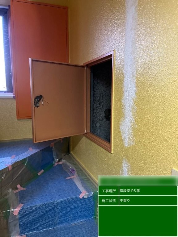 東京都北区西ヶ原 Nビル 階段室PS扉 中塗り塗装 扉開放状態