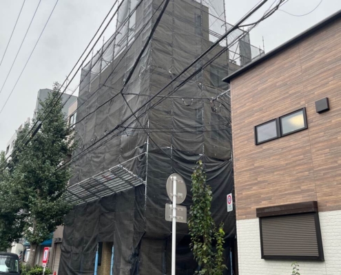 東京都北区西ヶ原 Nビル 外壁塗装前の仮設足場工事 全景 飛散防止メッシュシート設置