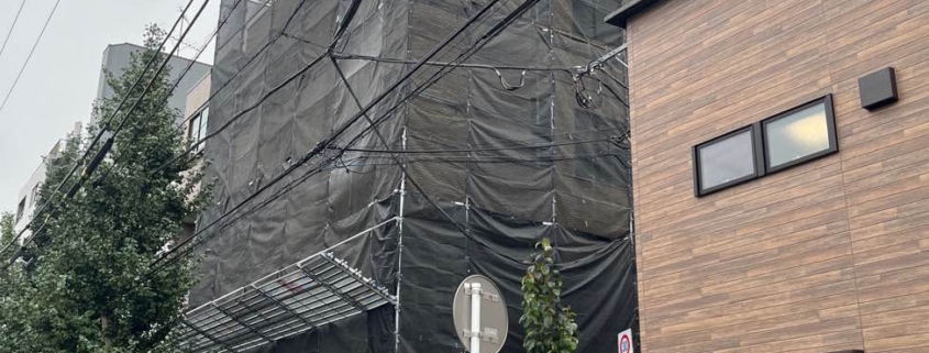 東京都北区西ヶ原 Nビル 外壁塗装前の仮設足場工事 全景 飛散防止メッシュシート設置